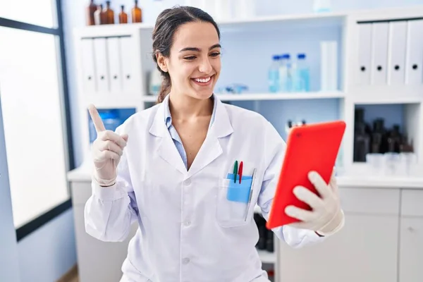 Young Brunette Woman Working Scientist Laboratory Doing Online Call Smiling — Stock Photo, Image