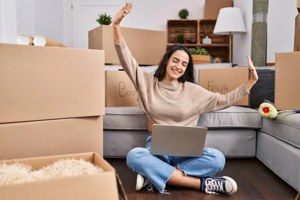 Mujer Hispana Joven Usando Portátil Sentado Piso Casa Nueva — Foto de Stock