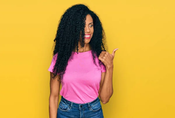 Afroamerykanka Średnim Wieku Ubrana Luźne Ubrania Uśmiechnięta Szczęśliwą Twarzą Kciukiem — Zdjęcie stockowe