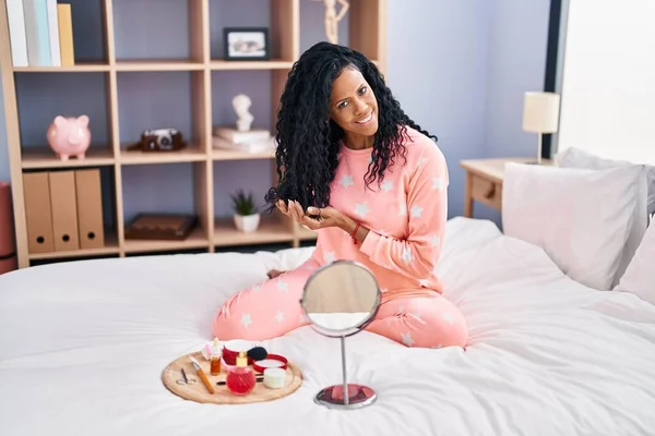 Afrikansk Amerikansk Kvinna Som Har Hår Behandling Sitter Sängen Sovrummet — Stockfoto