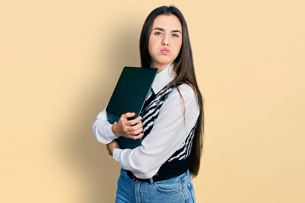Junge Brünette Teenager Umarmen Laptop Mit Liebe Puffende Wangen Mit — Stockfoto