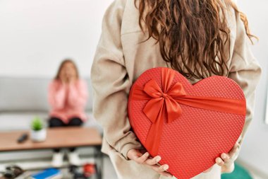 Genç bir kadın sevgilisine sevgililer günü hediyesiyle sürpriz yapıyor..