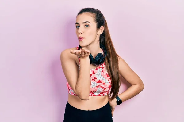 Joven Morena Adolescente Con Ropa Gimnasio Uso Auriculares Mirando Cámara — Foto de Stock