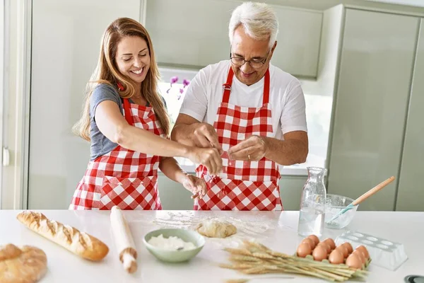 Middelbare Leeftijd Hispanic Paar Glimlachen Gelukkig Koken Brood Keuken — Stockfoto