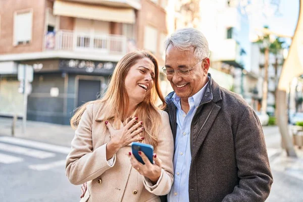 Medelålders Man Och Kvinna Par Ler Tryggt Med Hjälp Smartphone — Stockfoto