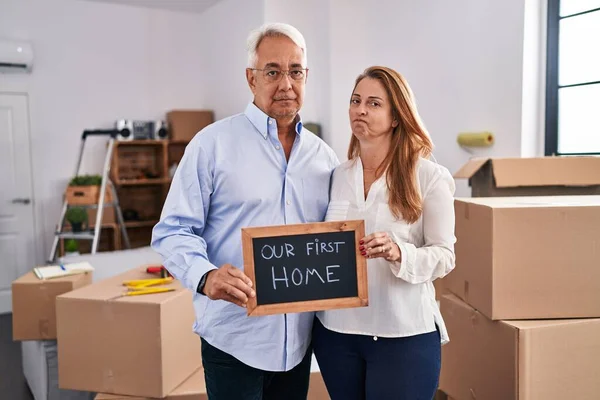 Pareja Hispana Mediana Edad Muda Una Nueva Casa Con Pancartas —  Fotos de Stock