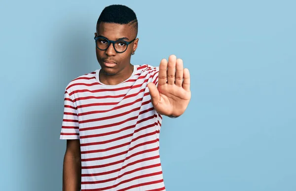 年轻的非洲裔美国人 身穿休闲装 戴着眼镜 手心紧握 停止歌唱 用消极而严肃的手势警告人 — 图库照片
