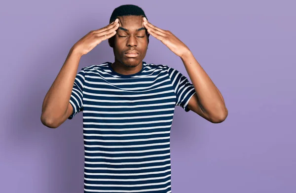 Junger Afrikanisch Amerikanischer Mann Lässig Gestreiftem Shirt Mit Der Hand — Stockfoto