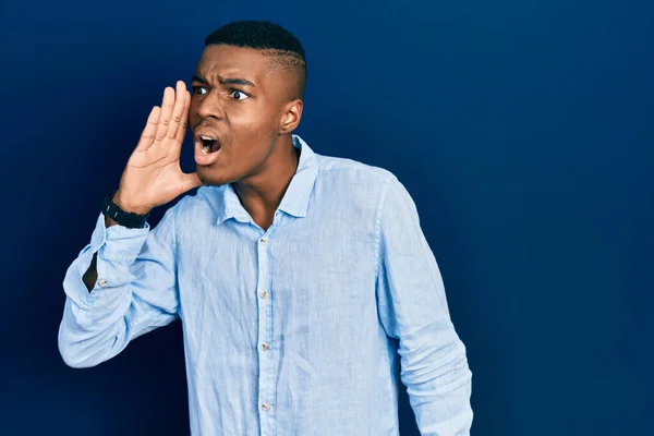 Jonge Afro Amerikaanse Man Casual Kleding Schreeuwend Schreeuwend Van Hand — Stockfoto