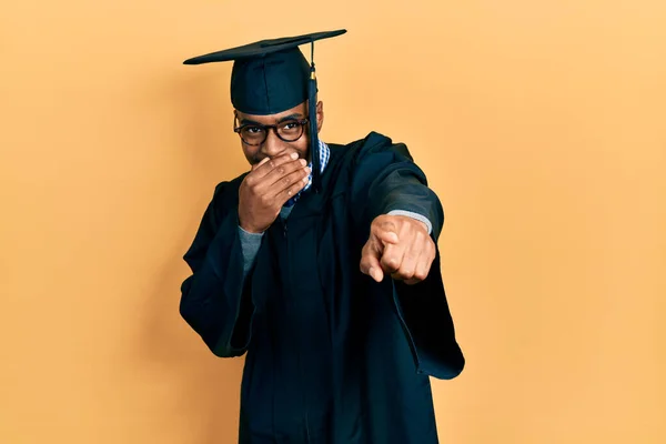 Νεαρός Αφροαμερικάνος Που Φοράει Καπέλο Αποφοίτησης Και Επίσημη Ρόμπα Γελώντας — Φωτογραφία Αρχείου