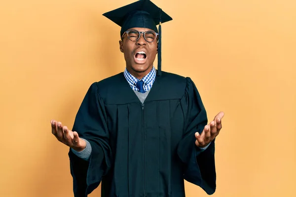 Mladý Africký Američan Oblečený Maturitní Čepici Slavnostním Županu Oslavující Bláznivý — Stock fotografie