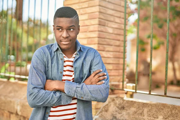 Jeune Homme Afro Américain Souriant Heureux Avec Les Bras Croisés — Photo