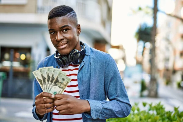 Jovem Afro Americano Usando Fones Ouvido Segurando Dólares Cidade — Fotografia de Stock