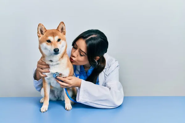 Hermosa Mujer Veterinaria Hispana Revisando Salud Del Perro Mirando Cámara — Foto de Stock