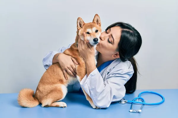 Donna Veterinaria Che Indossa Uniforme Clinica Abbracciando Cane Con Amore — Foto Stock