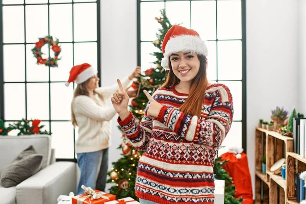 Belo Casal Casa Junto Árvore Natal Sorrindo Olhando Para Câmera — Fotografia de Stock