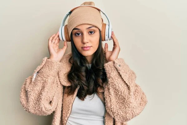 Mujer Hispana Joven Escuchando Música Usando Auriculares Relajados Con Expresión — Foto de Stock