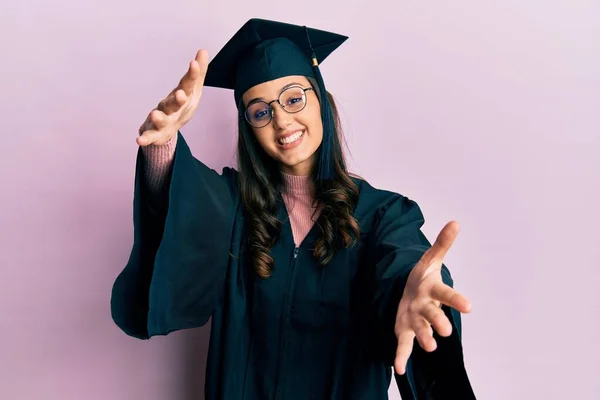Young Hispanic Woman Wearing Graduation Cap Ceremony Robe Looking Camera — Stock Photo, Image
