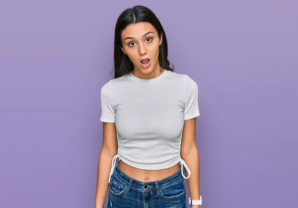 Jong Hispanic Meisje Dragen Casual Wit Shirt Shock Gezicht Zoek — Stockfoto