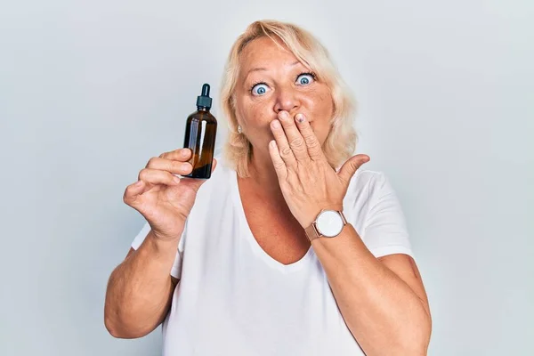 Orta Yaşlı Sarışın Kadın Gece Serumuyla Ağzını Eliyle Kapatıyor Şok — Stok fotoğraf