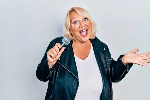 Mujer Rubia Mediana Edad Cantando Canción Usando Micrófono Celebrando Logro — Foto de Stock