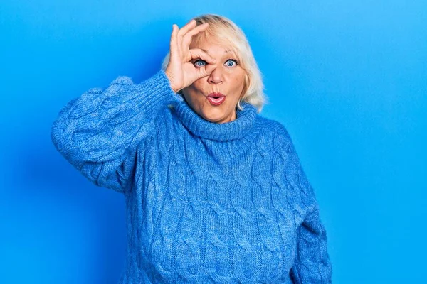 Medelålders Blond Kvinna Bär Casual Kläder Gör Gest Chockad Med — Stockfoto