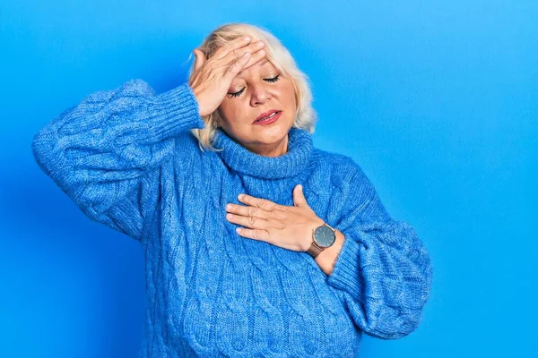 Blonde Frau Mittleren Alters Lässiger Kleidung Berührt Stirn Bei Krankheit — Stockfoto