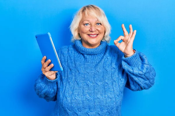 Blonde Frau Mittleren Alters Mit Touchpad Gerät Tut Zeichen Mit — Stockfoto