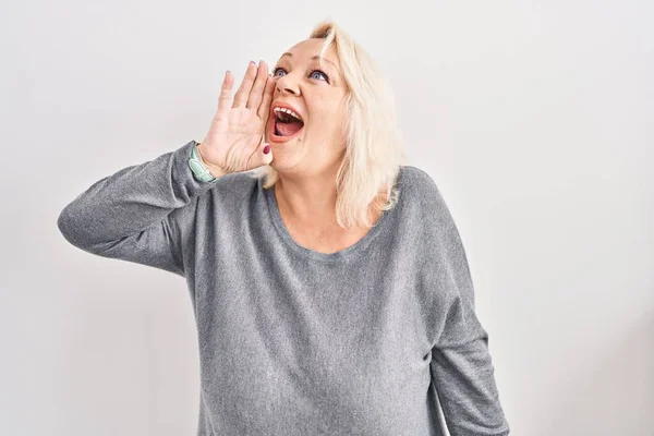 Middelbare Leeftijd Blanke Vrouw Staan Witte Achtergrond Schreeuwen Schreeuwen Luid — Stockfoto