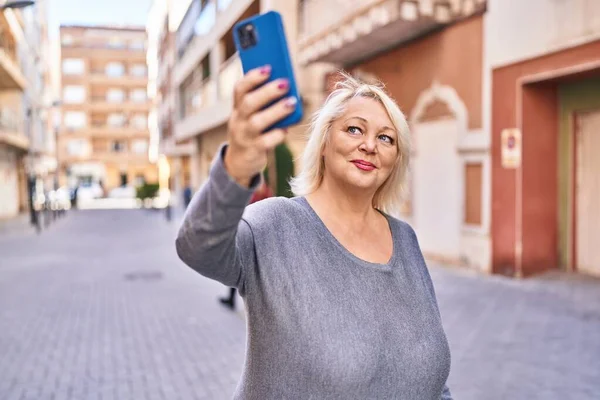 Μέση Ηλικία Ξανθιά Γυναίκα Χαμογελά Αυτοπεποίθηση Κάνοντας Selfie Από Smartphone — Φωτογραφία Αρχείου