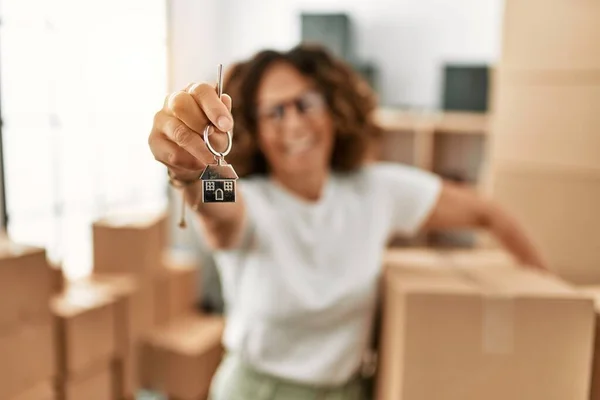 Middle Age Hispanic Woman Holding Cardboard Box Key House New — Stock Photo, Image