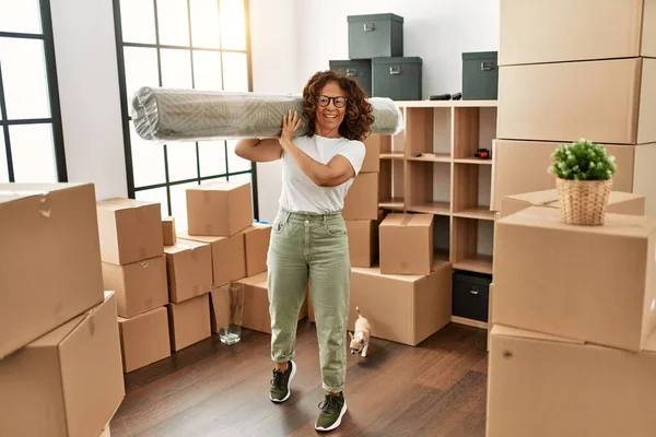 Middelbare Leeftijd Spaanse Vrouw Glimlachend Zelfverzekerd Tapijt Vasthouden Een Nieuw — Stockfoto