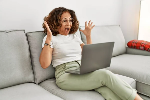 Mulher Hispânica Meia Idade Trabalhando Usando Laptop Computador Casa Celebrando — Fotografia de Stock