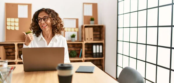 Middelbare Leeftijd Spaanse Vrouw Die Kantoor Werkt Met Een Bril — Stockfoto