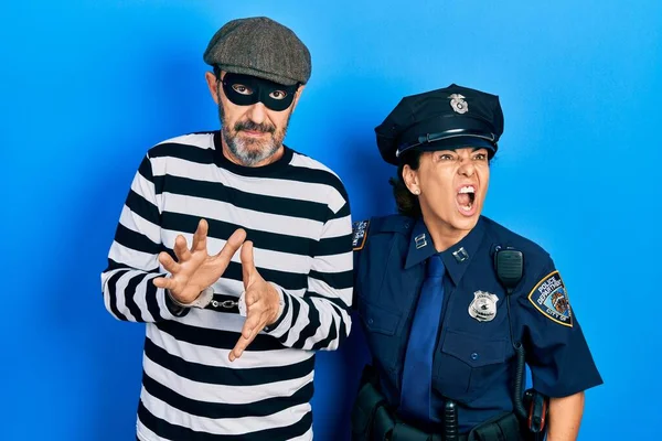 Couple Âge Moyen Femme Hispanique Homme Portant Uniforme Voleur Police — Photo