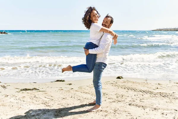 Medioevo Coppia Ispanica Sorridente Felice Abbracciare Spiaggia — Foto Stock