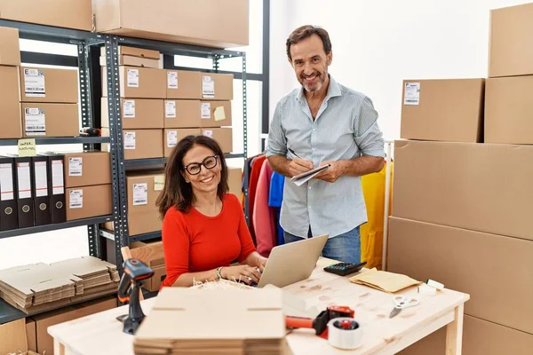 Homme Femme Âge Moyen Partenaires Affaires Souriant Confiant Travailler Entrepôt — Photo