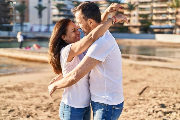 Mediana Edad Hombre Mujer Pareja Abrazándose Pie Orilla Del Mar —  Fotos de Stock