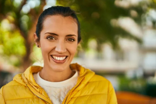 Menina Hispânica Jovem Sorrindo Feliz Parque — Fotografia de Stock