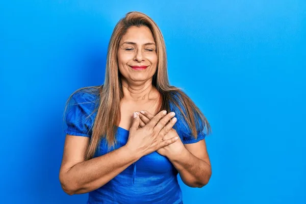 Mujer Hispana Mediana Edad Vistiendo Ropa Casual Sonriendo Con Las — Foto de Stock