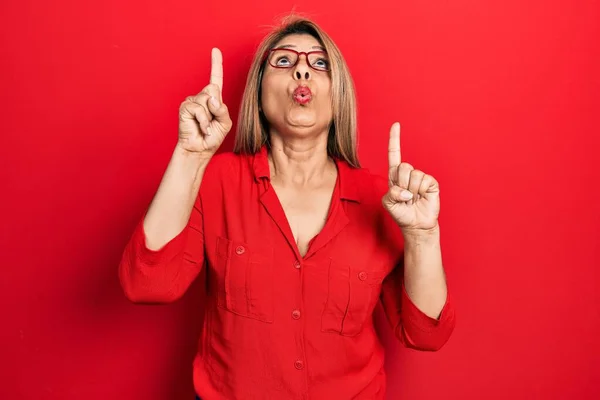 Donna Ispanica Mezza Età Che Indossa Vestiti Casual Occhiali Stupiti — Foto Stock