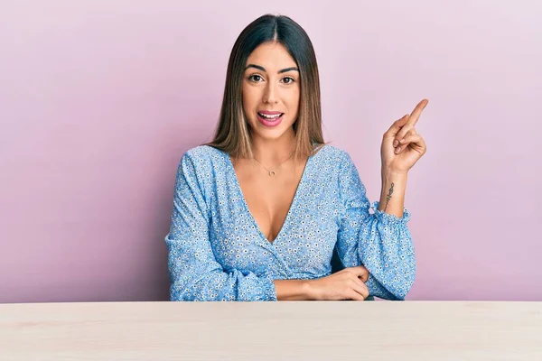 Jovem Hispânica Vestindo Roupas Casuais Sentada Mesa Sorrindo Feliz Apontando — Fotografia de Stock