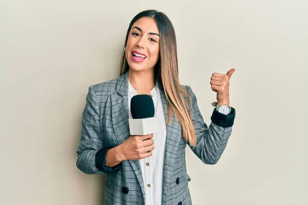 Jonge Latino Vrouw Houden Verslaggever Microfoon Wijzen Duim Naar Zijkant — Stockfoto