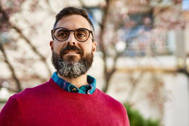 Genç İspanyol yönetici şehirde mutlu bir şekilde dikiliyor..