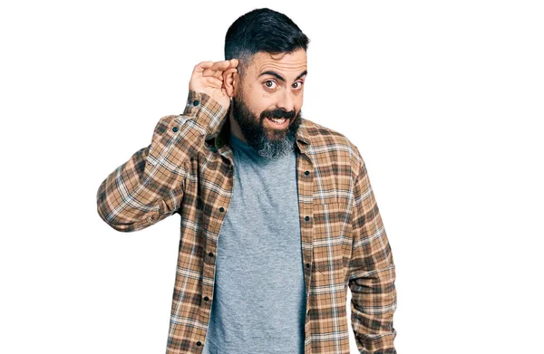 Hispánec Vousy Neformální Košili Usmívající Rukou Přes Ucho Naslouchající Drbům — Stock fotografie