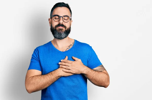 Hombre Hispano Con Barba Vistiendo Camiseta Casual Gafas Sonriendo Con — Foto de Stock