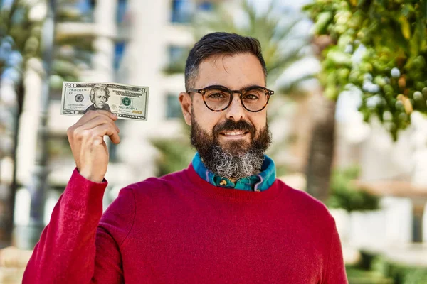 Νεαρός Ισπανός Εκτελεστής Χαμογελάει Χαρούμενος Κρατώντας Χαρτονόμισμα Των Δολαρίων Στην — Φωτογραφία Αρχείου