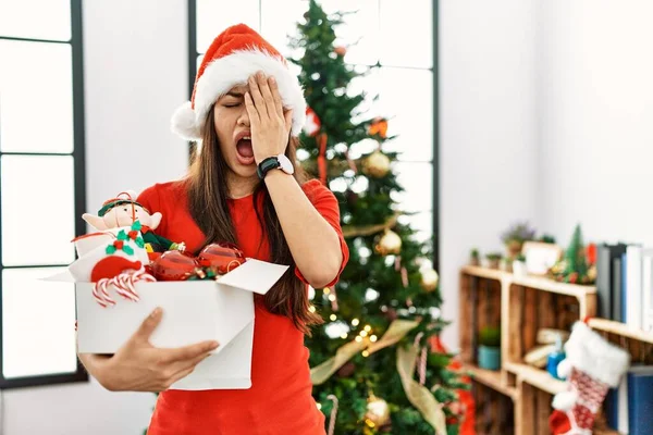 Mulher Morena Jovem Junto Árvore Natal Segurando Decoração Bocejando Cansado — Fotografia de Stock