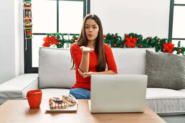 Jovem Morena Usando Laptop Sentado Sofá Natal Olhando Para Câmera — Fotografia de Stock