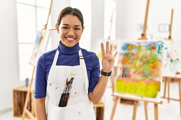 Молода Брюнетка Художній Студії Показує Вказує Пальцями Номер Чотири Посміхаючись — стокове фото